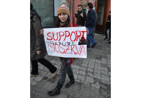 Luni seara circa 200 de clienţi ai localului s-au adunat într-un marş până lângă Primărie cerând redeschiderea localului Moszkva